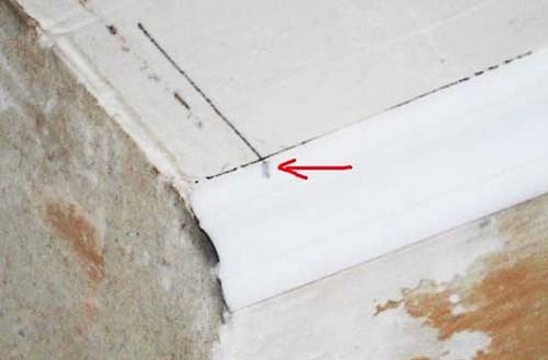Советы, как вырезать угол потолочного плинтуса и напольного, а также как пользоваться стуслом и видео инструкция, как правильно отрезать потолочный плинтус