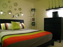 Современный интерьер маленькой спальни: выбор обоев, мебели, штор и декора, фото примеры как обустроить маленькую спальню, правильно сделать расстановку и зонирование