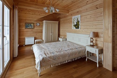 Спальня в деревянном доме (69 фото): дизайн интерьера на даче, примеры обстановки в бревенчатом строении из бруса и сруба, как оформить своими руками (спальня, кровать) Спальня в деревянном доме (69 фото): дизайн интерьера на даче, примеры обстановки в бревенчатом строении из бруса и сруба, как оформить своими руками