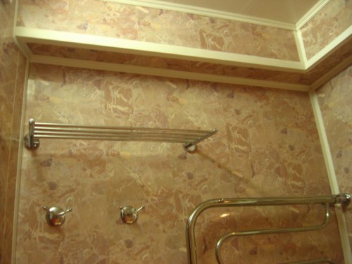 Декорирование установленных канализационных труб в ванной комнате