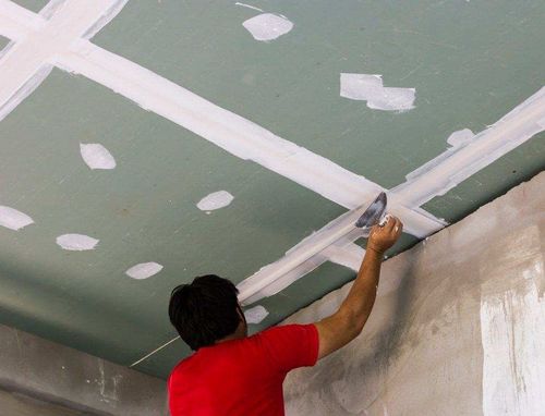 Как клеить обои на потолок и потолочный плинтус: подготовка и поклейка своими руками