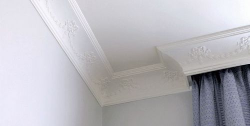 Как клеить потолочный плинтус в углах (плинтус, потолочный, угол) Как клеить потолочный плинтус в углах