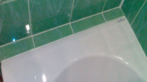 Как правильно укладывать плитку в ванной: мазать поверхность полностью или с отступами