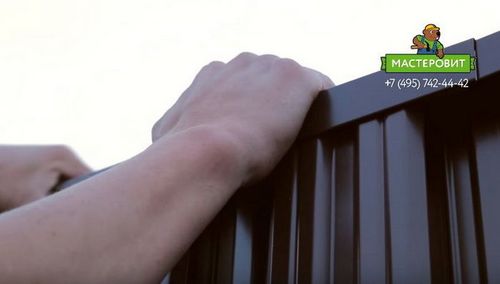 Как самостоятельно установить забор из евроштакетника: фото инструкция