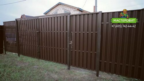 Как самостоятельно установить забор из евроштакетника: фото инструкция
