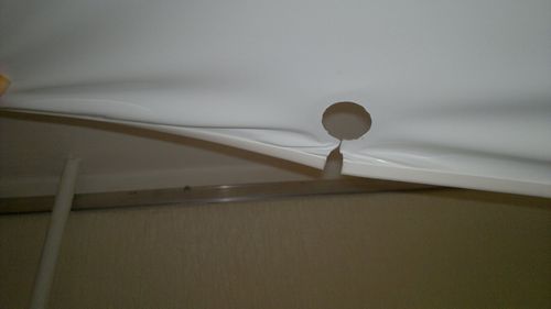 Как сделать отверстие в натяжном потолке для обвода трубы и дырку при монтаже