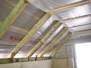 Как утеплить крышу изнутри, выбор подходящего материала для утепления, защита от конденсируемой влаги, правила утепления и видеоинструкция
