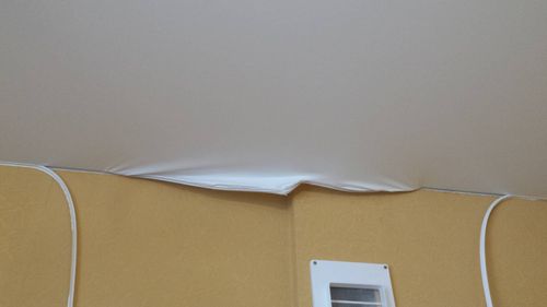 Как заделать дырку в натяжном потолке и заклеить: что делать с отверстием и ремонт