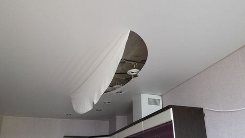 Как заделать дырку в натяжном потолке и заклеить: что делать с отверстием и ремонт