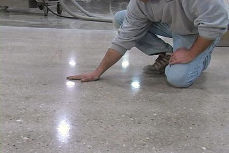 Обеспыливание и упрочнение бетонного пола: материалы и способы устранения дефектов стяжки