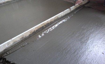 Обеспыливание и упрочнение бетонного пола: материалы и способы устранения дефектов стяжки