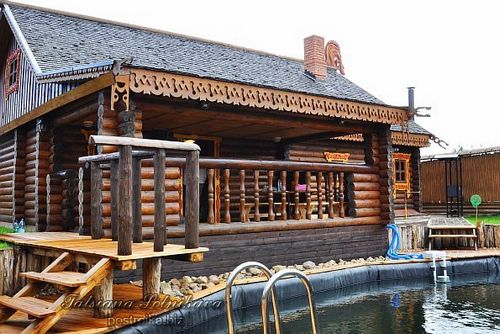 Сруб бани из оцилиндрованного бревна: как это делается?