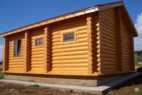 Сруб бани из оцилиндрованного бревна: как это делается?