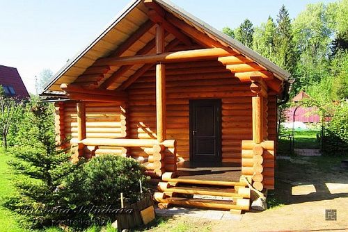 Сруб бани из оцилиндрованного бревна: как это делается?