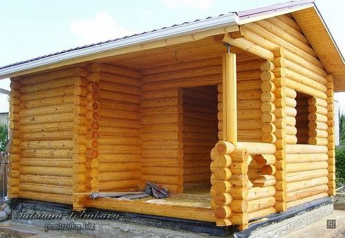 Сруб бани из оцилиндрованного бревна: как это делается?