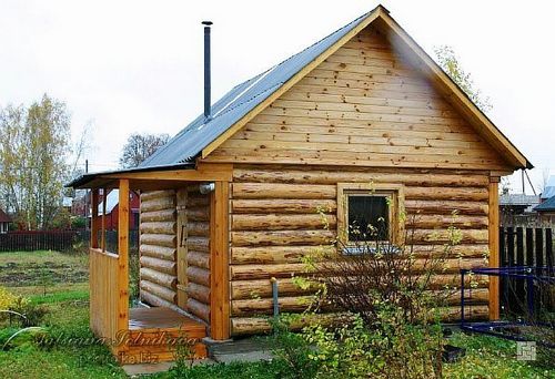 Сруб бани из оцилиндрованного бревна: как это делается?