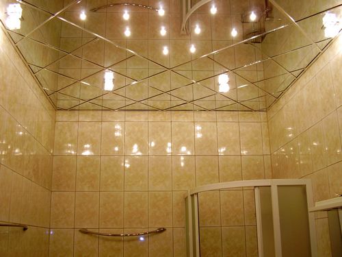 Стеклянный потолок: зеркальный в ванной и подвесной с подсветкой в спальне