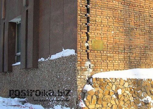 Трещина в кирпичной стене – признак неравномерной просадки фундамента (стен, трещина) Трещина в кирпичной стене – признак неравномерной просадки фундамента
