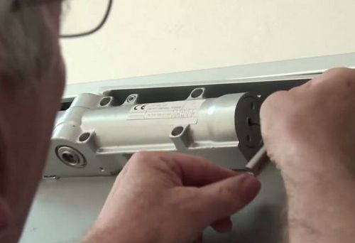 Установка доводчика двери: фото, видео инструкция (доводчик, двери) Установка доводчика двери: фото, видео инструкция