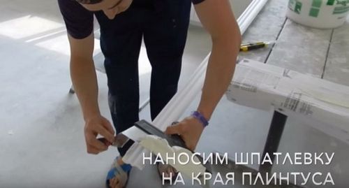 Установка потолочного плинтуса своими руками: фото, видео инструкция (плинтус, багет) Установка потолочного плинтуса своими руками: фото, видео инструкция