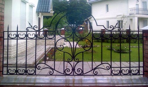 Сварные заборы (70 фото): секционные варианты из профильной трубы, как сварить секции для ограждения (сварной, ограждение, забор) Сварные заборы (70 фото): секционные варианты из профильной трубы, как сварить секции для ограждения