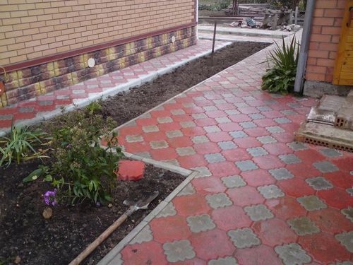 Тротуарная плитка для дорожек на даче (44 фото): природный эко-камень в виде ромба, материалы «паутинка» и под дерево для сада