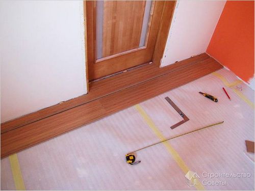 Укладка ламината в дверном проеме своими руками - как правильно уложить ламинат (дверной, покрытие) Укладка ламината в дверном проеме своими руками - как правильно уложить ламинат