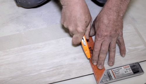 Укладка плитки ПВХ на пол своими руками (35 Фото): как клеить, технология и способы монтажа напольной виниловой плитки