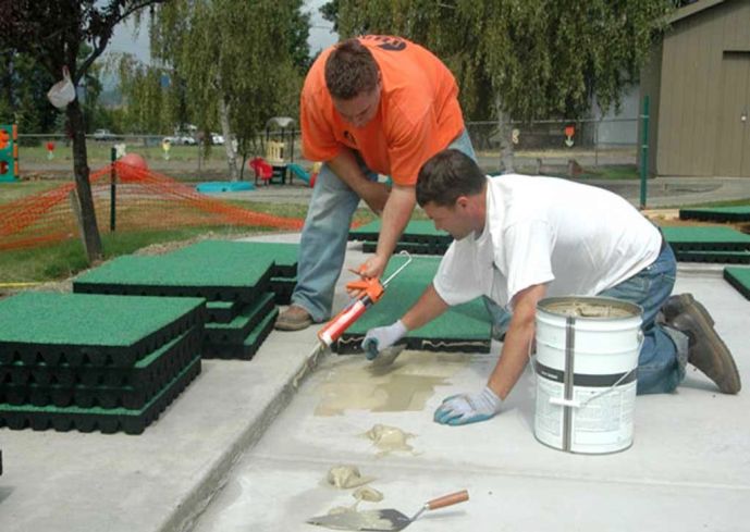 Тротуарная резиновая плитка выкладывается ровными рядами или рядами со смещением. У некоторых типов резиновых плиток форма обеспечивает замковое соединение.