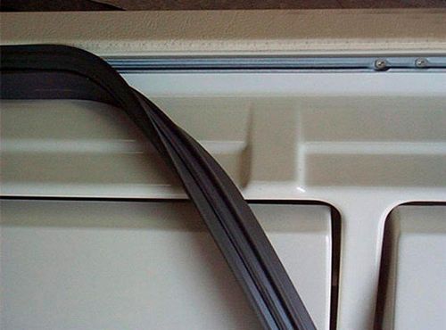 Уплотнитель для холодильника: замена резинки на двери, как поменять на Индезит своими руками, чем приклеить