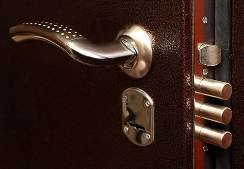 Установка замков на металлические двери: врезка накладного, входные как установить, вставить дверную вставку
