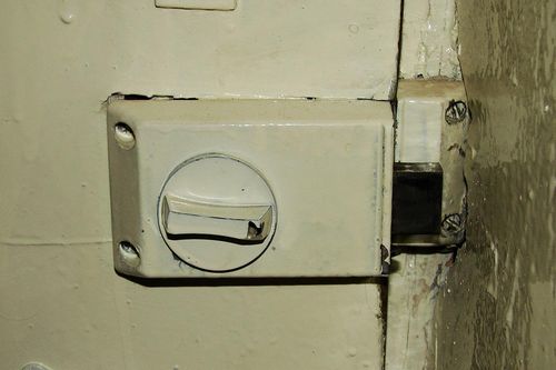 Установка замков на металлические двери: врезка накладного, входные как установить, вставить дверную вставку