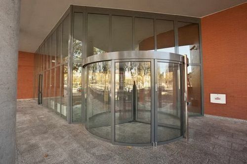 Витражные двери в современном интерьере (60 фото): раздвижные пластиковые межкомнатные перегородки со стеклом и витражами