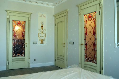 Витражные двери в современном интерьере (60 фото): раздвижные пластиковые межкомнатные перегородки со стеклом и витражами (двери, витраж, вставка) Витражные двери в современном интерьере (60 фото): раздвижные пластиковые межкомнатные перегородки со стеклом и витражами