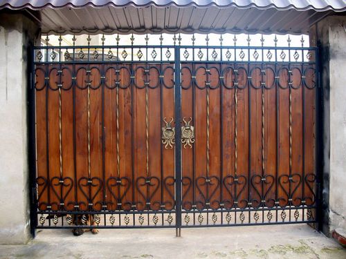 Ворота с элементами ковки (42 фото): выбираем художественные кованые узоры для заборов и накладки на деревянные изделия (ворот, кованый, ковка) Ворота с элементами ковки (42 фото): выбираем художественные кованые узоры для заборов и накладки на деревянные изделия