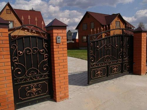 Ворота с элементами ковки (42 фото): выбираем художественные кованые узоры для заборов и накладки на деревянные изделия (ворот, кованый, ковка) Ворота с элементами ковки (42 фото): выбираем художественные кованые узоры для заборов и накладки на деревянные изделия