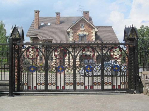 Ворота с элементами ковки (42 фото): выбираем художественные кованые узоры для заборов и накладки на деревянные изделия (ворот, кованый, ковка) Ворота с элементами ковки (42 фото): выбираем художественные кованые узоры для заборов и накладки на деревянные изделия