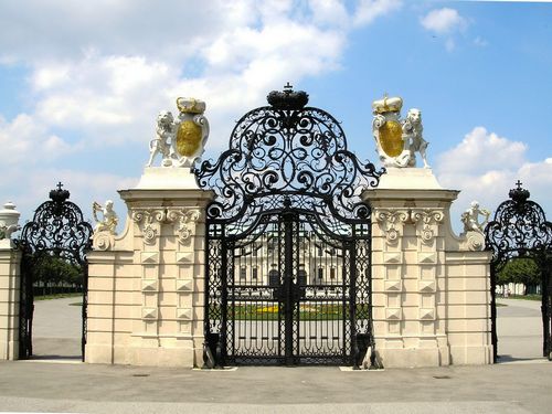 Ворота с элементами ковки (42 фото): выбираем художественные кованые узоры для заборов и накладки на деревянные изделия (ворот, кованый, ковка) Ворота с элементами ковки (42 фото): выбираем художественные кованые узоры для заборов и накладки на деревянные изделия