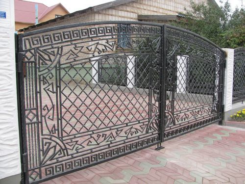 Ворота с элементами ковки (42 фото): выбираем художественные кованые узоры для заборов и накладки на деревянные изделия (ворот, кованый, ковка) Ворота с элементами ковки (42 фото): выбираем художественные кованые узоры для заборов и накладки на деревянные изделия