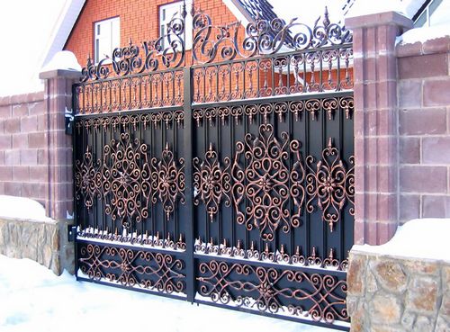 Ворота с элементами ковки (42 фото): выбираем художественные кованые узоры для заборов и накладки на деревянные изделия (ворот, кованый, ковка) Ворота с элементами ковки (42 фото): выбираем художественные кованые узоры для заборов и накладки на деревянные изделия