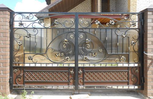 Ворота с элементами ковки (42 фото): выбираем художественные кованые узоры для заборов и накладки на деревянные изделия