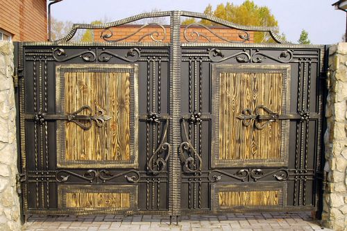 Ворота с элементами ковки (42 фото): выбираем художественные кованые узоры для заборов и накладки на деревянные изделия (ворот, кованый, ковка) Ворота с элементами ковки (42 фото): выбираем художественные кованые узоры для заборов и накладки на деревянные изделия