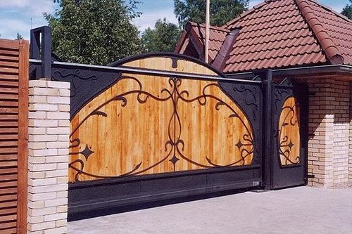 Ворота с элементами ковки (42 фото): выбираем художественные кованые узоры для заборов и накладки на деревянные изделия (ворот, кованый, ковка) Ворота с элементами ковки (42 фото): выбираем художественные кованые узоры для заборов и накладки на деревянные изделия