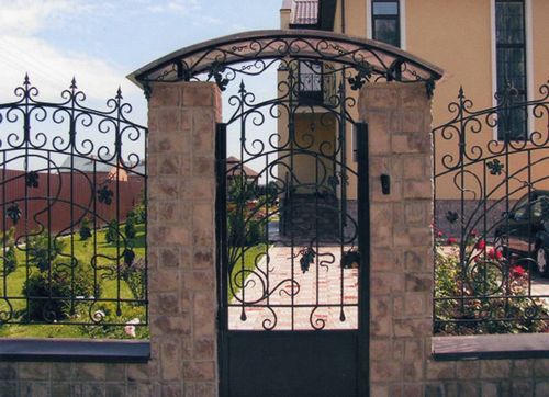 Ворота с элементами ковки (42 фото): выбираем художественные кованые узоры для заборов и накладки на деревянные изделия
