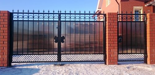 Ворота с элементами ковки (42 фото): выбираем художественные кованые узоры для заборов и накладки на деревянные изделия (ворот, кованый, ковка) Ворота с элементами ковки (42 фото): выбираем художественные кованые узоры для заборов и накладки на деревянные изделия