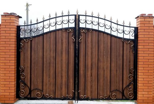 Ворота с элементами ковки (42 фото): выбираем художественные кованые узоры для заборов и накладки на деревянные изделия (ворот, кованый, ковка) Ворота с элементами ковки (42 фото): выбираем художественные кованые узоры для заборов и накладки на деревянные изделия