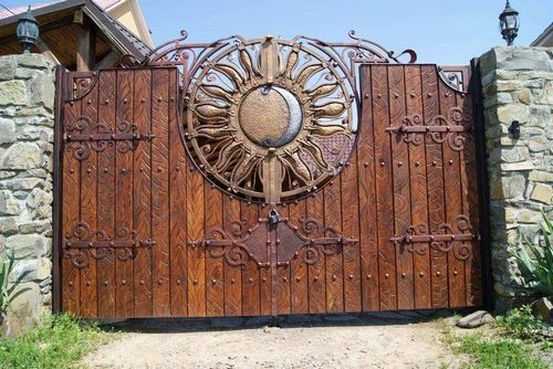 Ворота с элементами ковки (42 фото): выбираем художественные кованые узоры для заборов и накладки на деревянные изделия (ворот, кованый, ковка) Ворота с элементами ковки (42 фото): выбираем художественные кованые узоры для заборов и накладки на деревянные изделия