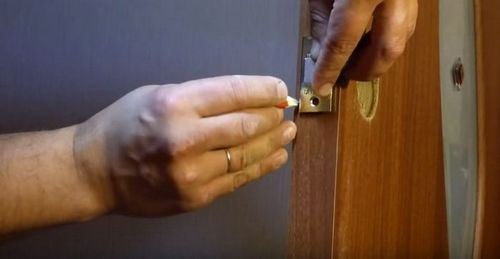 Врезка замка в межкомнатную дверь своими руками: фото, видео (замок, дверь) Врезка замка в межкомнатную дверь своими руками: фото, видео