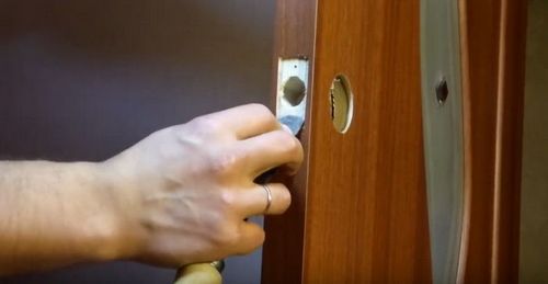 Врезка замка в межкомнатную дверь своими руками: фото, видео (замок, дверь) Врезка замка в межкомнатную дверь своими руками: фото, видео