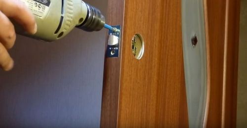 Врезка замка в межкомнатную дверь своими руками: фото, видео (замок, дверь) Врезка замка в межкомнатную дверь своими руками: фото, видео